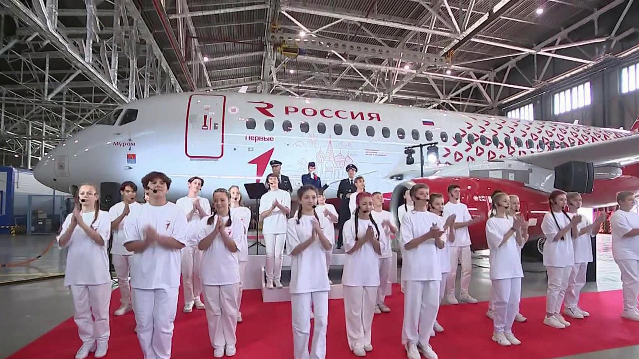 На корпусе лайнера "Муром" разместили изображения, выполненные детьми
