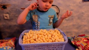 Сладкие кукурузные палочки Распаковка Колян ищет сюрприз в кукурузных палочках