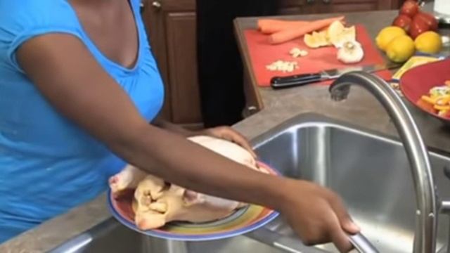 Сырую курицу из магазина мыть НЕЛЬЗЯ!! Вот почему