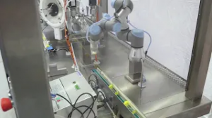 Коллаборативные роботы берут хаотично разбросанные пробирки, наполняют их жидкостью и укладывают