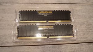 ОНЛАЙН ТРЕЙД.РУ - Комплект памяти Corsair DDR4 16Gb (2x8Gb) Vengeance (CMK16GX4M2B3000C15)