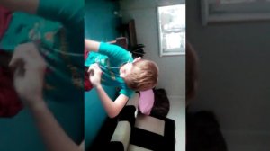 Скоча мен , привязанный к стулу