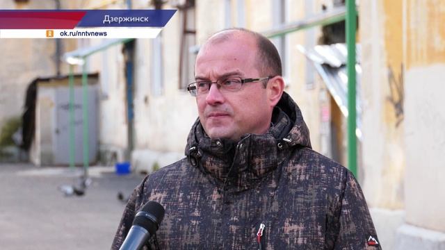 Инспекторы Дзержинского отдела ГЖИ проверили утепление стен квартиры в доме по улице Октябрьской