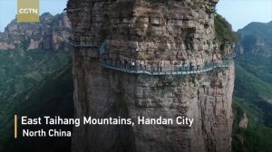 КИТАЙ  Легендарный стеклянный мост «треснул»