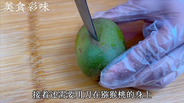 今天才知道，獼猴桃去皮原來這麼簡單，只需一個勺子就搞定，不髒手不流汁，太棒了 Peel kiwi fruit Easy, just use a spoon ， Life Hacks tips
