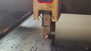 Процесс лазерной резки стали на ЧПУ станке LRM XT 1530 | cut.raymark.ru