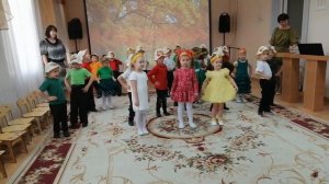 Детский сад. Утренник ,,Осень". Песенка про осень в исполнении группы ,,Почемучки".
