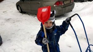 Игры на Свежем Воздухе. Зима Снег Санки и Лопата. Games in the fresh air. Winter Snow.