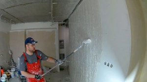 Выравнивание стен валиком и правилом