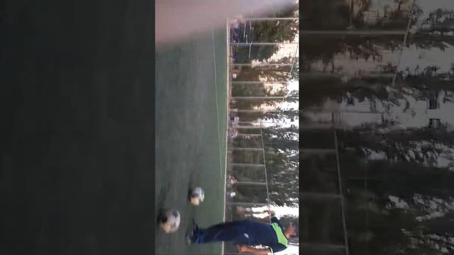 Удар пяткой в ,,9".Размер ворот 2×5.Больно отбивать мяч вратарям. смотреть онлайн