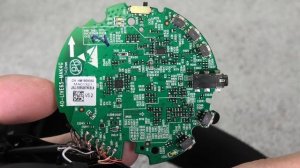 Looking inside JBL LIVE650btnc Bluetooth Headphones (TEARDOWN)