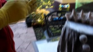 Берем тряпки и цемент и старое ведро. И что получаем? Садовую фигуру ПЕНЬ как в сказке.