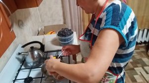 Соление скумбрии кусочками с луком и маслом. Пицца и компот со свежими фруктами.