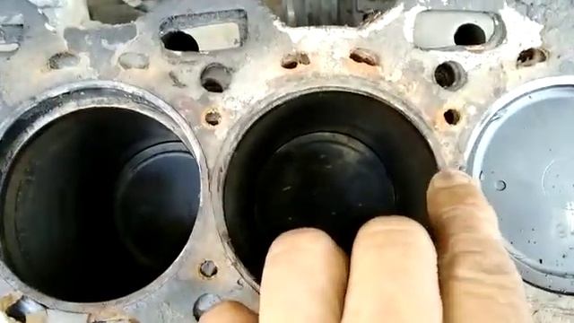Head gasket burn double cylinder Missing Mitsubishi Cedia. Head removed by Kuldip Jandu