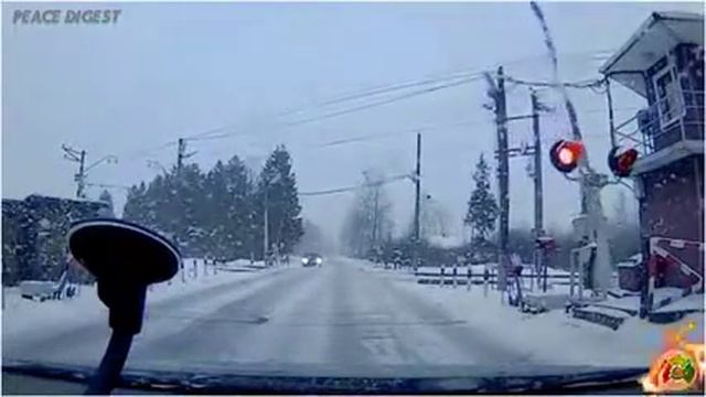 Случай на железнодорожном переезде. Будьте внимательны!!! смотреть онлайн