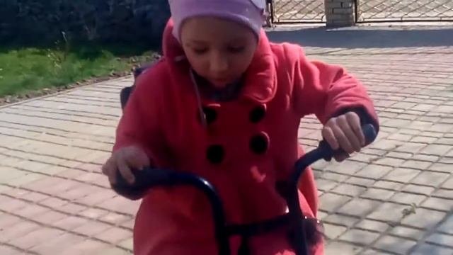 Весёлые девчонки гуляют на улице