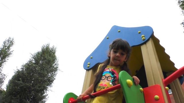 Кукла Беби Бон убежала на игровую площадку. Куклы для детей -Играем в дочки матери. Дарина  КАК МАМ