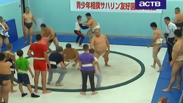 Опытные японские сумоисты провели мастер-класс для молодых сахалинских спортсменов смотреть онлайн