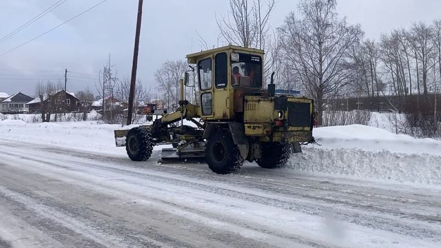 Борьба со снегопадом продолжается