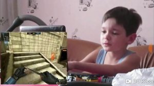 Мальчик психует за планшетом