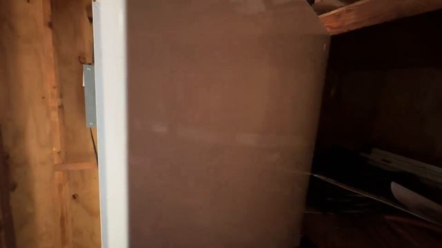 Frigidaire FFUE2022AW 33" Upright Freezer with 20 cu. ft. Capacity; Energy Star; Auto-Close Doors; смотреть онлайн