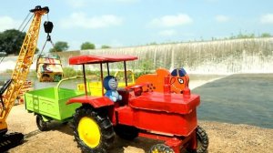 Игрушки с печеньем прыгают с водопада