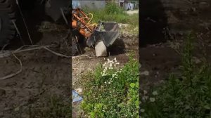 Работа МКСМ 800 с челюстным ковшом , погрузка полублока ФБС 4.