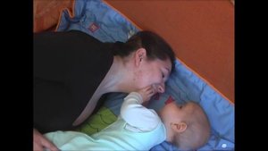 Эмоциональное общение матери и слепого младенца. 9 месяцев