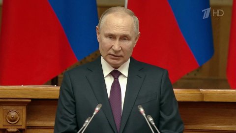 Создавать базу для развития России призвал президент на Совете законодателей в Петербурге