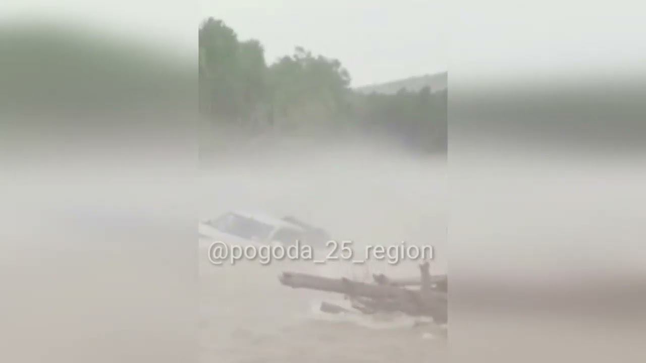 Джип унесло течением в Приморье