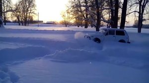 Нива по снегу,цепи на задних колесах