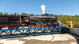 Карелия. Рускеала. Старый советский паровоз на поворотном кругу