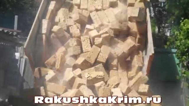 Выгрузка камня ракушняка самосвалом. РакушкаКрым Амонте смотреть онлайн