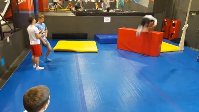 Сальто через препятствие смотреть онлайн