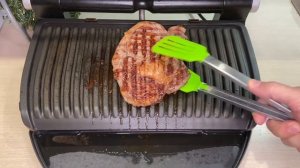 Стейк из говядины, прожарки well-done, на гриле.