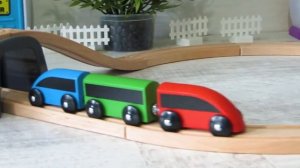 Собираем деревянную железную дорогу и паровозы. Игрушки для детей