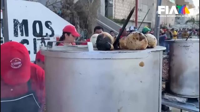 ¡ESO ES AYUDAR! Un hombre trasladó su puesto de tacos y los regaló a los afectados en Acapulco