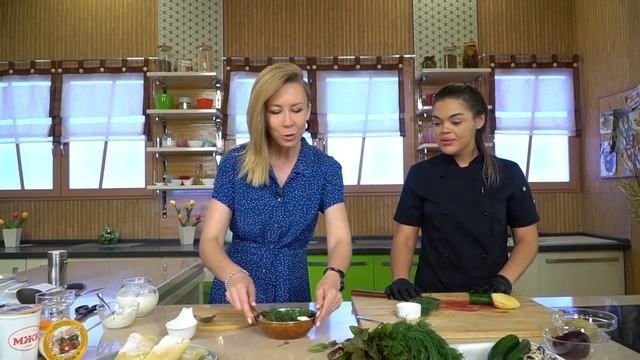 Рецепт: фруктовые спринг-роллы и свекольная окрошка. Открытая кухня. Выпуск 22/06/2021 GuberniaTV