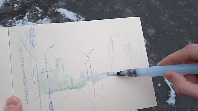 Уличный рисунок двумя карандашами одновременно. Водяная кисть. Зелёный и синий.