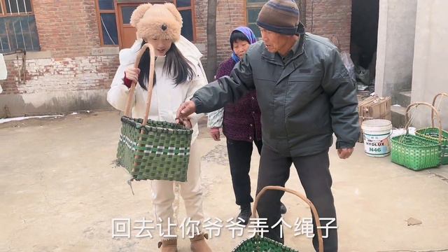 佳怡去看望爷爷奶奶，姥爷高兴送上手工礼物，佳怡直夸手巧编的好 смотреть онлайн