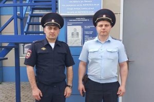 В Карачаево-Черкесии участковые уполномоченные помогли семье, чья машина оказалась на краю обрыва