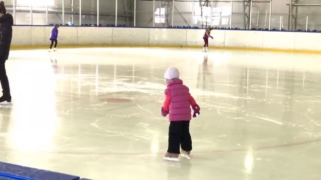 Фигурное катание, первые шаги. Милана 3 года. Фонарики назад. смотреть онлайн