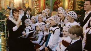 Появились над вертепом ангелы, И запели в честь младенца песнь хвалы...