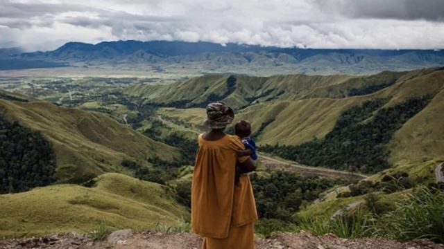 ..."Mama" - by Sandy Gabriel of the original Kales Gadagads from beautiful Madang... смотреть онлайн