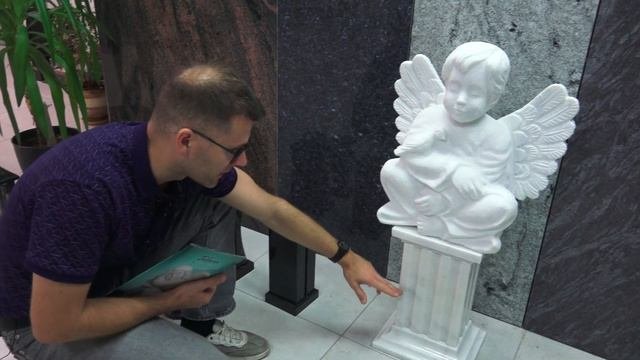 Фигурки ангелов из мрамора - хорошее дополнение к памятнику из гранита!