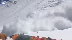 Лавина накрывает альпинистов....