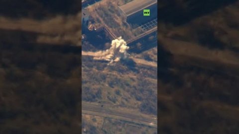 Уничтожение украинского БТР — видео с беспилотника