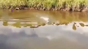 Ловят рыбу на игрушечный катер)))