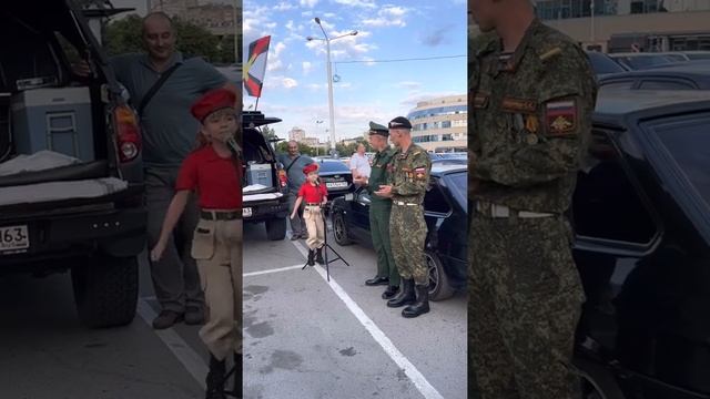 Идет солдат по городу. Встреча дембеля.