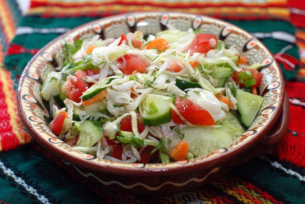 Какие салаты можно в пост. Овощной салат. Салат овощной с капустой. Салат витаминный. Салат с капустой и помидорами.